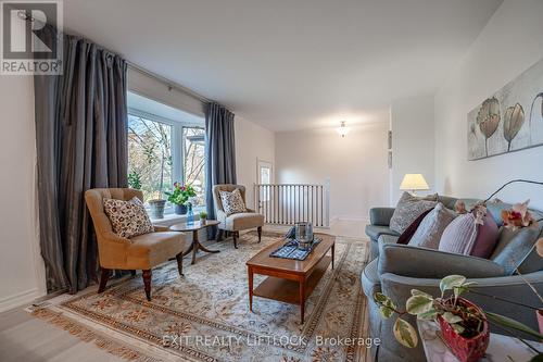 364 Cochrane Court, Scugog (Port Perry), ON - Indoor Photo Showing Living Room