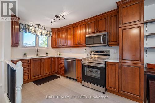 364 Cochrane Court, Scugog (Port Perry), ON - Indoor Photo Showing Kitchen