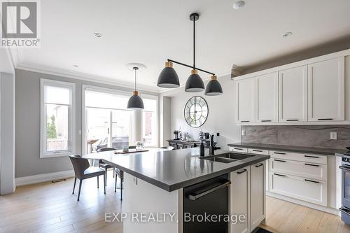 8 Philips Lake Court, Richmond Hill, ON - Indoor Photo Showing Kitchen With Double Sink With Upgraded Kitchen