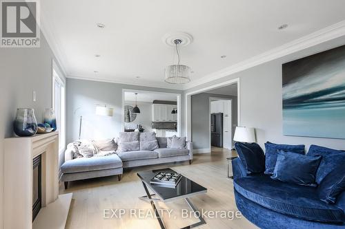 8 Philips Lake Court, Richmond Hill, ON - Indoor Photo Showing Living Room