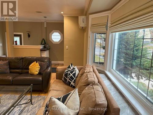 115 Raglan Street, Newmarket, ON - Indoor Photo Showing Living Room