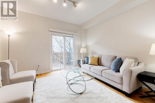 682 Summers Common, Burlington, ON - Indoor Photo Showing Living Room