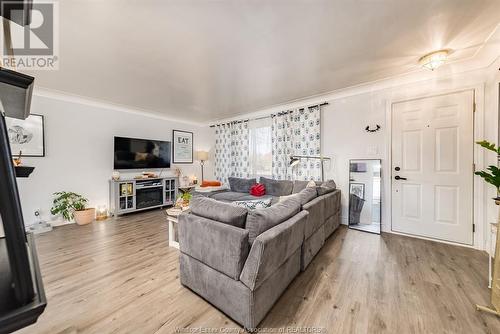 5375 Adstoll Avenue, Windsor, ON - Indoor Photo Showing Living Room