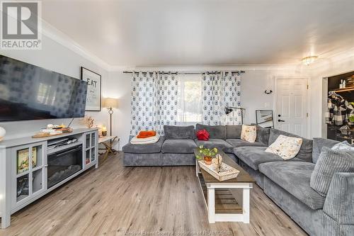 5375 Adstoll Avenue, Windsor, ON - Indoor Photo Showing Living Room