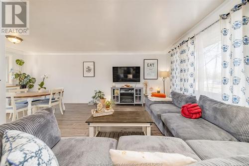 5375 Adstoll Avenue, Windsor, ON - Indoor Photo Showing Living Room