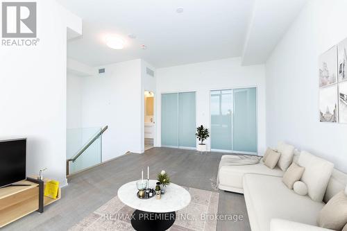 C912 - 38 Simcoe Promenade Circle, Markham, ON - Indoor Photo Showing Living Room