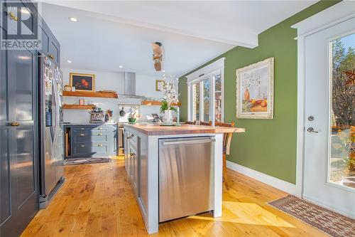 449 St Lawrence Court, Sarnia, ON - Indoor Photo Showing Kitchen