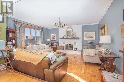 449 St Lawrence Court, Sarnia, ON - Indoor Photo Showing Living Room