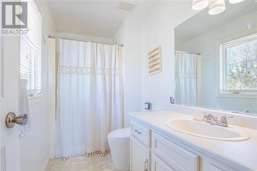 449 St Lawrence Court, Sarnia, ON - Indoor Photo Showing Bathroom