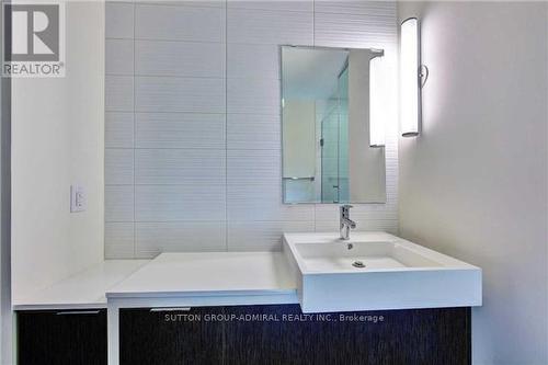 202 - 5 Hanna Avenue, Toronto, ON - Indoor Photo Showing Bathroom