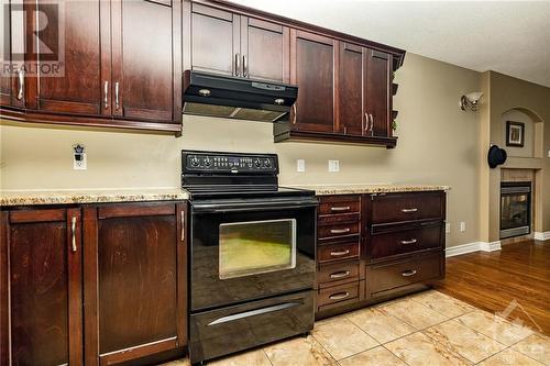 128 Olde Towne Avenue, Russell, ON - Indoor Photo Showing Kitchen