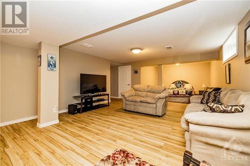 128 Olde Towne Avenue, Russell, ON - Indoor Photo Showing Living Room