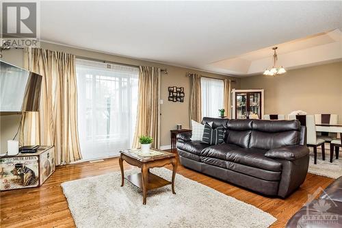 128 Olde Towne Avenue, Russell, ON - Indoor Photo Showing Living Room