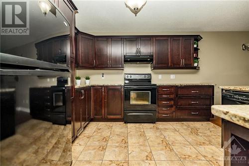 128 Olde Towne Avenue, Russell, ON - Indoor Photo Showing Kitchen