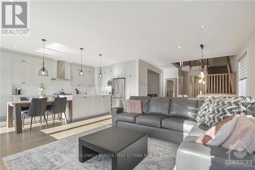 747 Boothfield Street, Ottawa, ON - Indoor Photo Showing Living Room