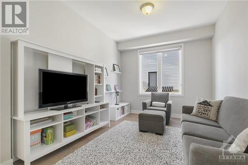 747 Boothfield Street, Ottawa, ON - Indoor Photo Showing Living Room