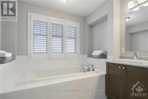 747 Boothfield Street, Ottawa, ON - Indoor Photo Showing Bathroom