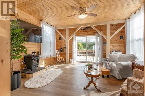 4225 Scotch Line, Perth, ON - Indoor Photo Showing Living Room