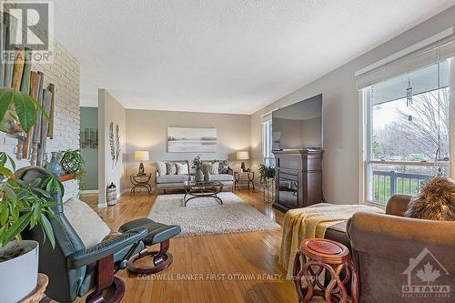 4225 Scotch Line, Tay Valley, ON - Indoor Photo Showing Living Room