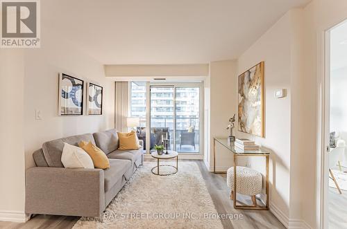 318 - 35 Hollywood Avenue, Toronto, ON - Indoor Photo Showing Living Room