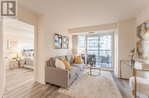 318 - 35 Hollywood Avenue, Toronto, ON - Indoor Photo Showing Living Room