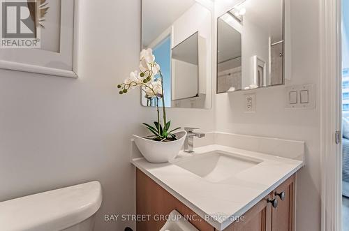 318 - 35 Hollywood Avenue, Toronto, ON - Indoor Photo Showing Bathroom