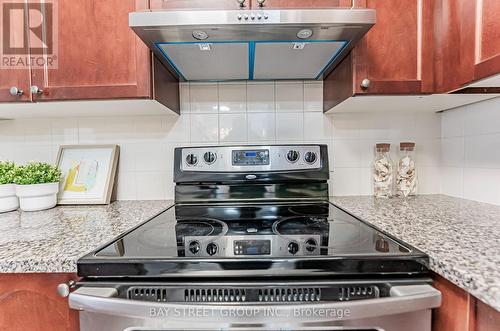 318 - 35 Hollywood Avenue, Toronto, ON - Indoor Photo Showing Kitchen