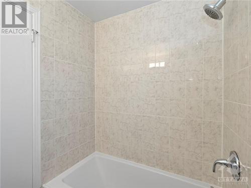 Fitted with a convenient Bath tub - 1989 Naples Avenue, Ottawa, ON - Indoor Photo Showing Bathroom