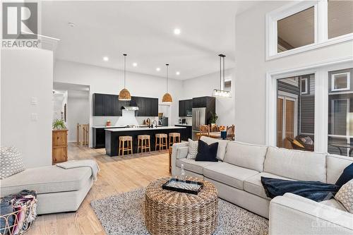 214 Blackhorse Drive, Ottawa, ON - Indoor Photo Showing Living Room