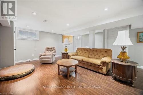 5 Draper Drive, St. Catharines, ON - Indoor Photo Showing Living Room