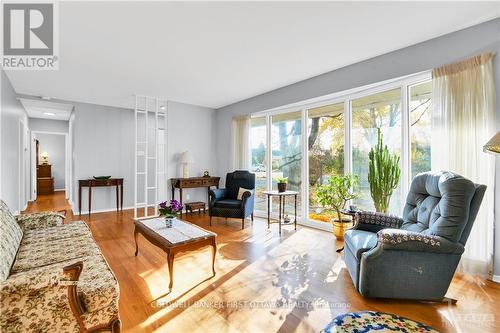 43 Harwick Crescent, Ottawa, ON - Indoor Photo Showing Living Room