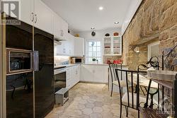 Delightful, light-filled kitchen with breakfast nook - 