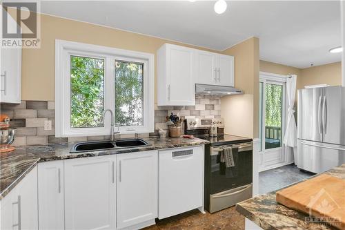 195 Huntridge Private, Ottawa, ON - Indoor Photo Showing Kitchen With Stainless Steel Kitchen With Double Sink With Upgraded Kitchen