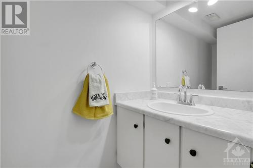 195 Huntridge Private, Ottawa, ON - Indoor Photo Showing Bathroom