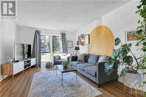 195 Huntridge, Ottawa, ON - Indoor Photo Showing Living Room