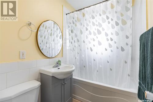 908 L Avenue S, Saskatoon, SK - Indoor Photo Showing Bathroom