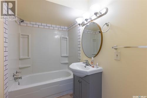 908 L Avenue S, Saskatoon, SK - Indoor Photo Showing Bathroom