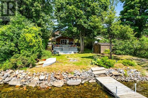 Welcoming bungalow with extra-large garage-workshop on Mississippi Lake. Clear waterfront, great for swimming and fishing - 193 Pretties Island Road, Carleton Place, ON - Outdoor