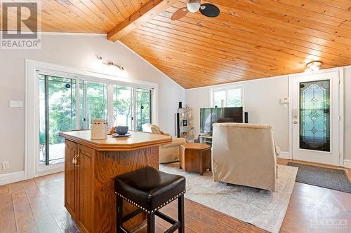 Living room vaulted ceiling and laminate flooring - 193 Pretties Island Road, Carleton Place, ON - Indoor