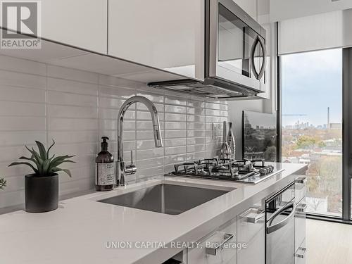 701 - 195 Mccaul Street, Toronto, ON - Indoor Photo Showing Kitchen