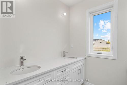 2699 Delmar Street, Kingston (City Northwest), ON - Indoor Photo Showing Bathroom