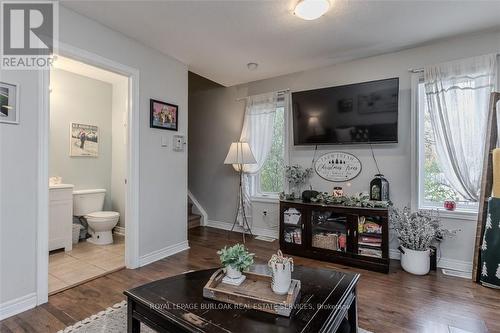 21A Townline Road E, St. Catharines, ON - Indoor Photo Showing Living Room