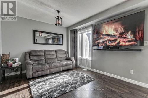 743 Guiness Way, London, ON - Indoor Photo Showing Living Room