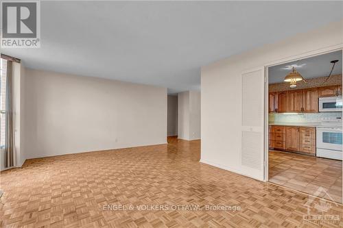 1007 - 2951 Riverside Drive, Ottawa, ON - Indoor Photo Showing Kitchen