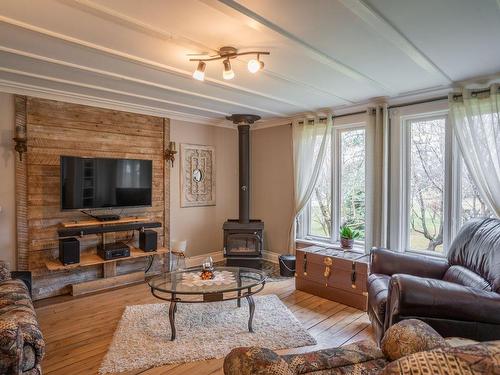 Living room - 8 2E Rue Giroux, Saint-Martin, QC - Indoor Photo Showing Living Room With Fireplace