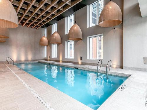 Piscine - 2405-1288 Rue St-Antoine O., Montréal (Ville-Marie), QC - Indoor Photo Showing Other Room With In Ground Pool