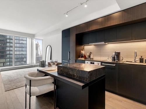 Cuisine - 2405-1288 Rue St-Antoine O., Montréal (Ville-Marie), QC - Indoor Photo Showing Kitchen With Upgraded Kitchen