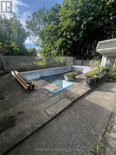 5685 Robinson Street, Niagara Falls, ON - Outdoor With In Ground Pool With Backyard