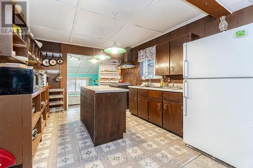 5685 Robinson Street, Niagara Falls, ON - Indoor Photo Showing Kitchen