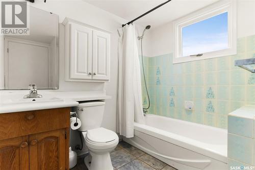 24 Arlington Street, Regina, SK - Indoor Photo Showing Bathroom